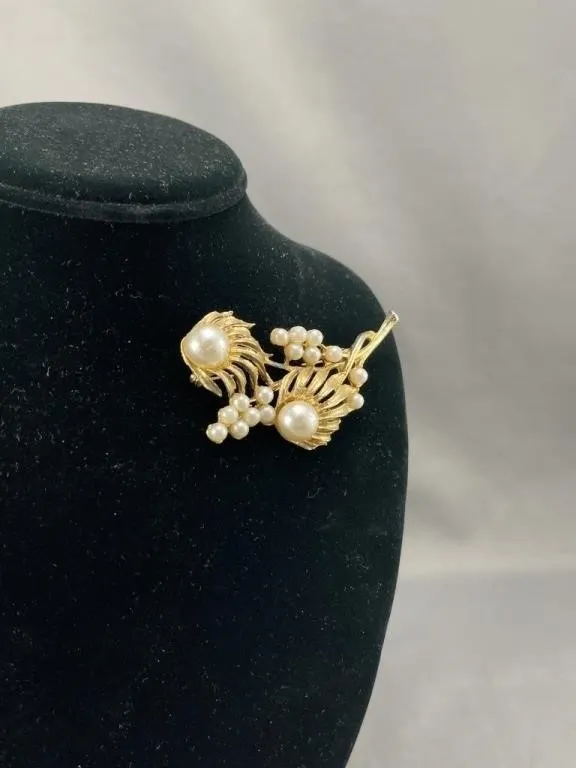 Vintage Mid Century Floral Brooch w Faux Pearls