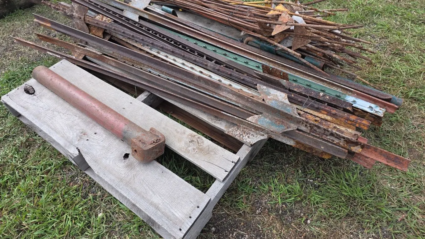 Assorted T-posts & fence rods
