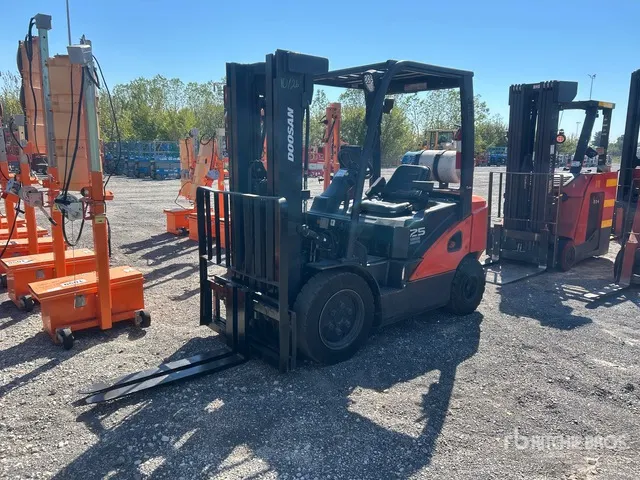 Doosan G25N-7 4600 lb Pneumatic Tire Forklift