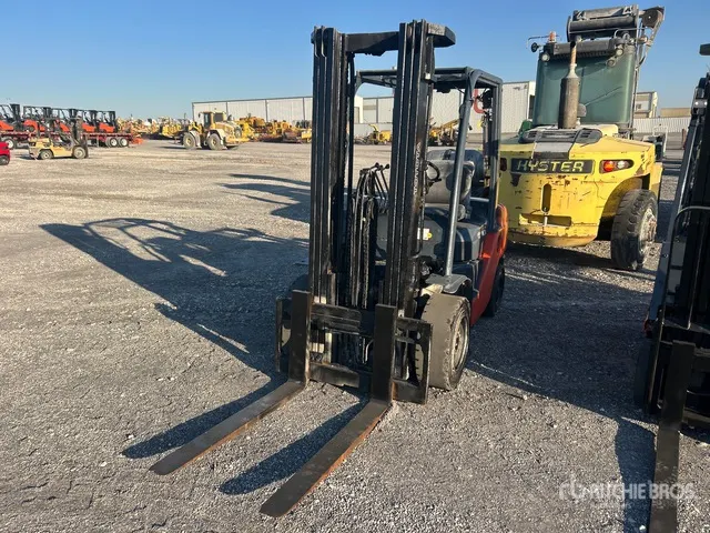2010 Toyota 8FGU32 6500 lb Pneumatic Tire Forklift