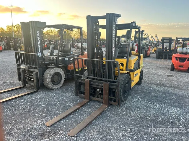 Hyundai 40L-7A 8030 lb Pneumatic Tire Forklift