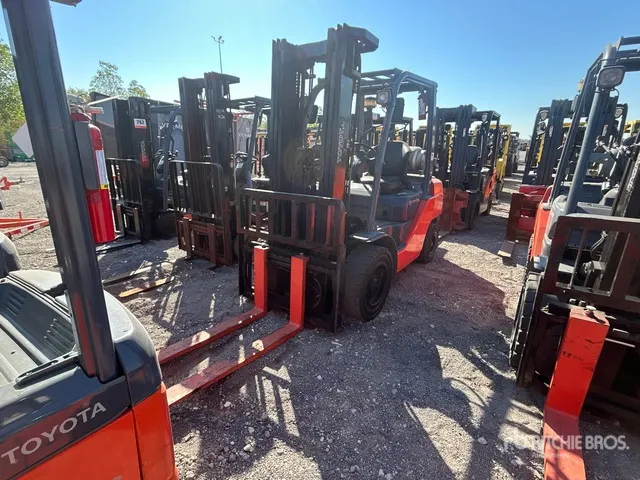 2019 Toyota 8FGU30 5620 lb Pneumatic Tire Forklift