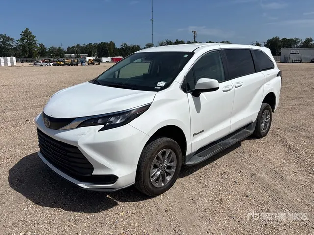 2024 Toyota Sienna Hybrid Minivan