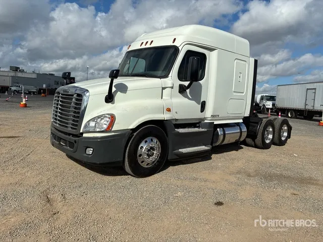 2015 Freightliner Cascadia 125 6x4 T/A Sleeper Truck Tractor