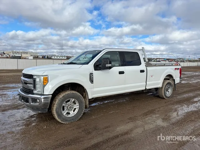 2017 Ford F-350 XLT 4x4 Crew Cab Pickup