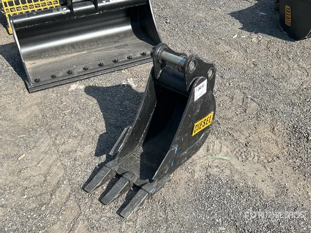 Diesel Equipment 35CL 12 in Excavator Bucket - Fits 40 mm