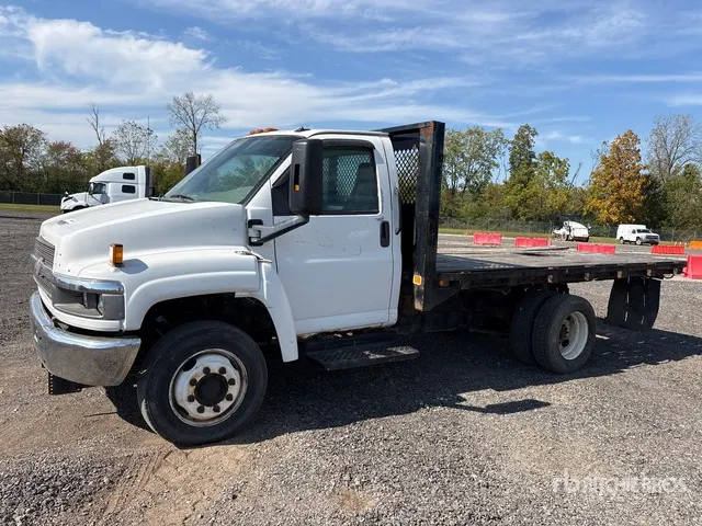 2005 Chevrolet 4500 4x2 Flatbed Truck