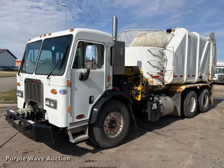 2015 Peterbilt 320 refuse truck