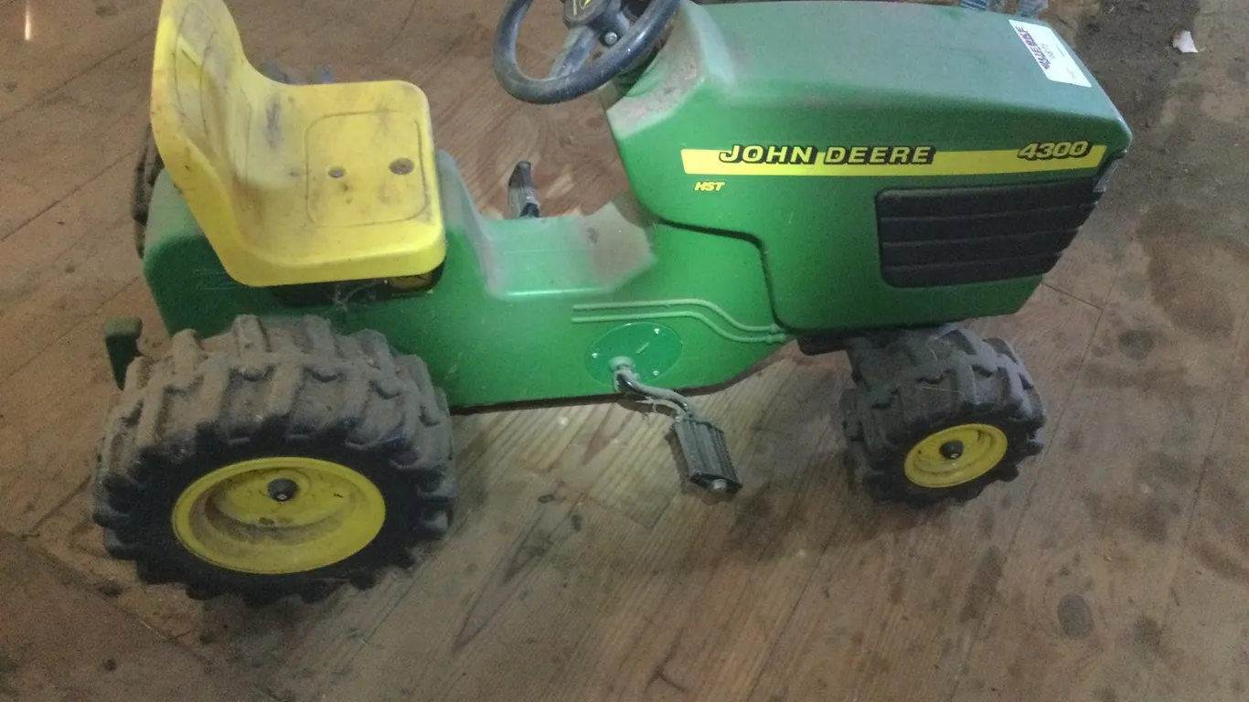 Kids John Deere Pedal Tractor