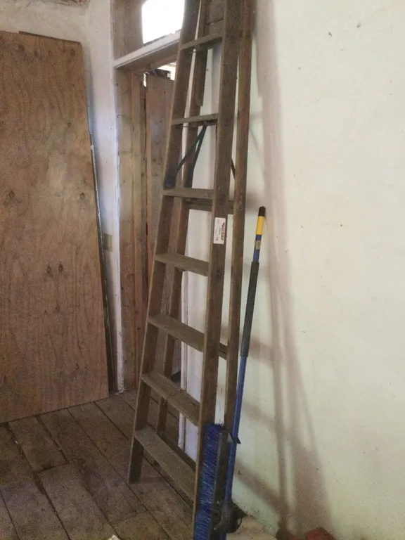 8'H Wooden Ladder