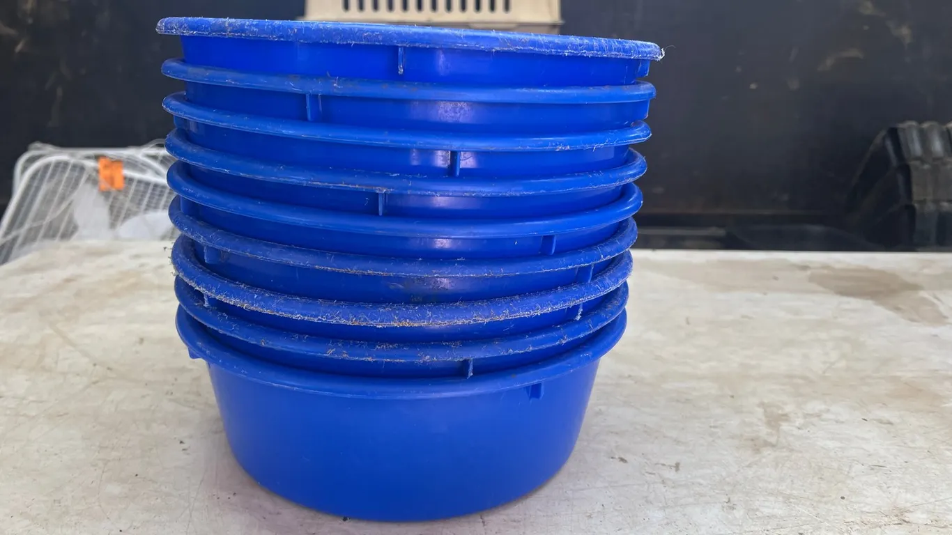 (9) Plastic Feed Dishes