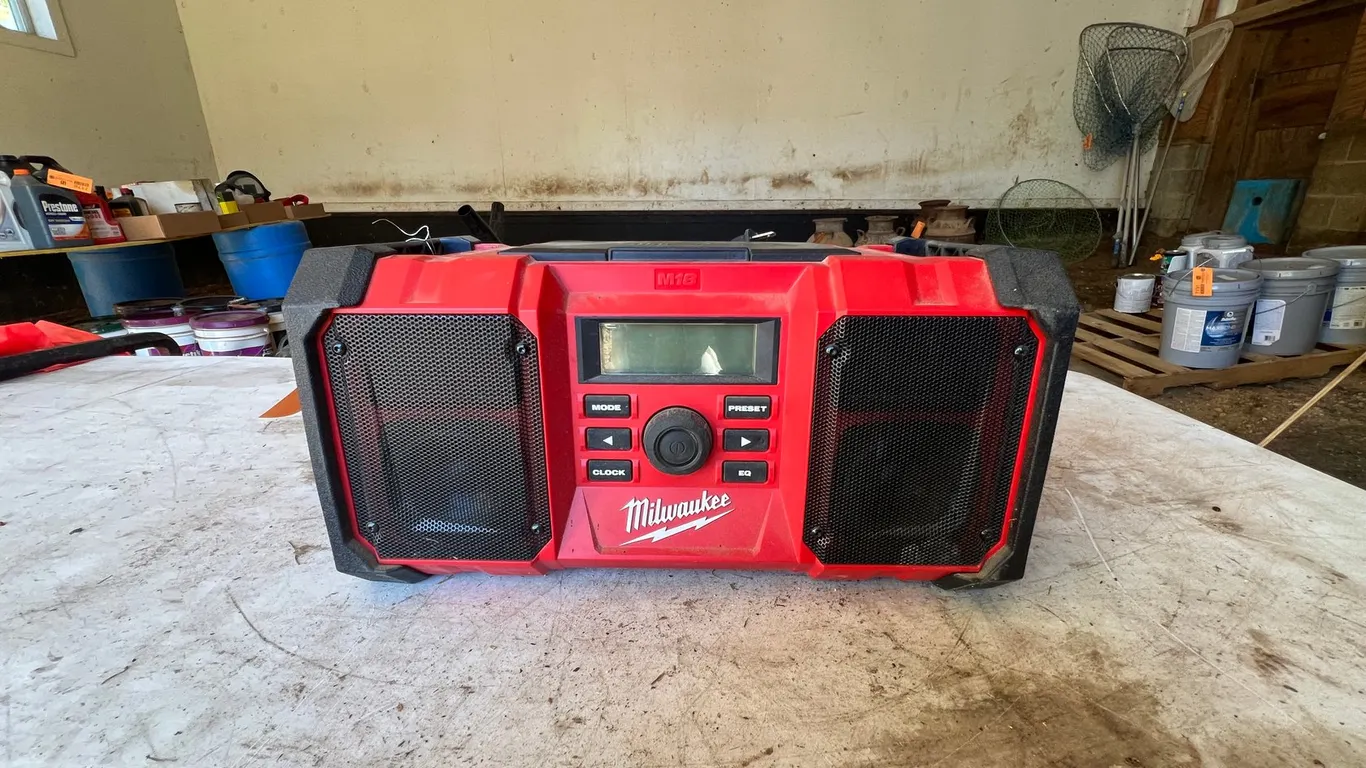 Milwaukee 18 V/110 V Radio