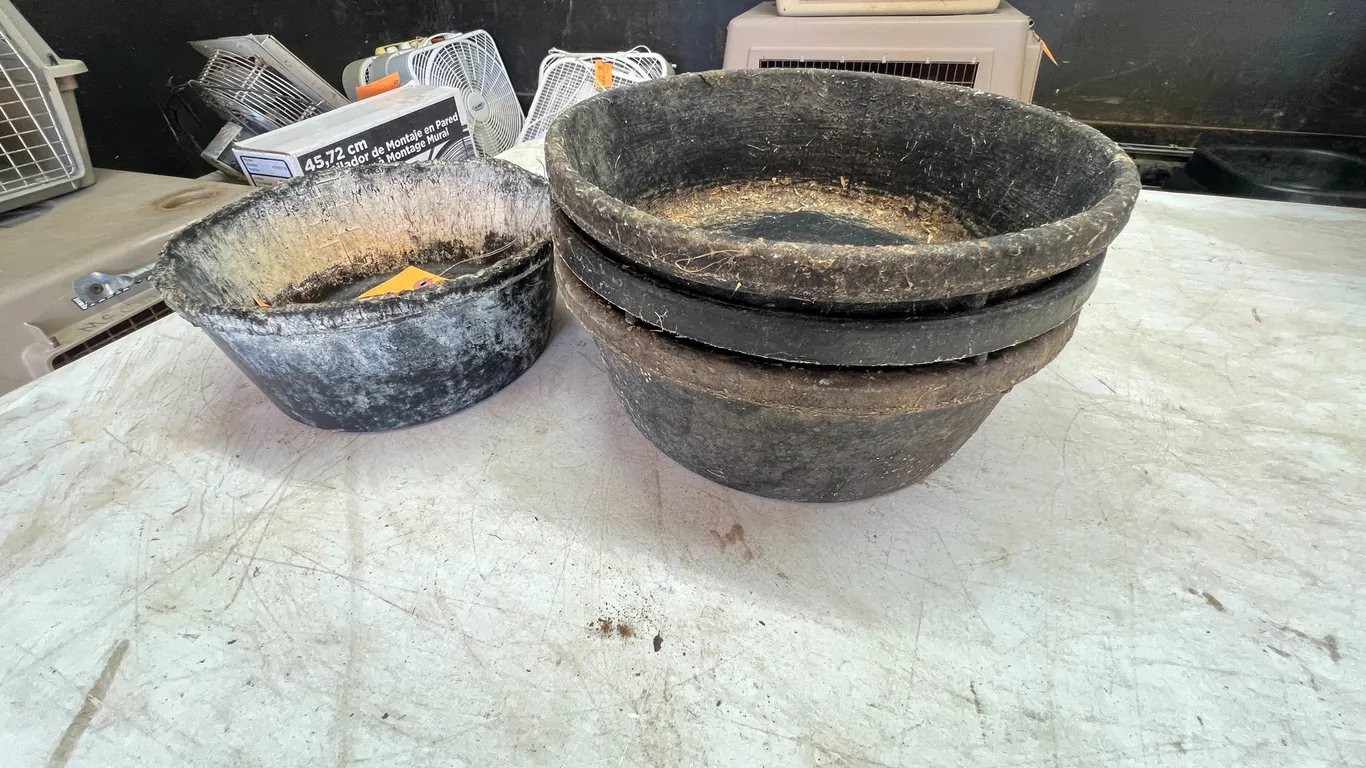 (4) Rubber Feeders