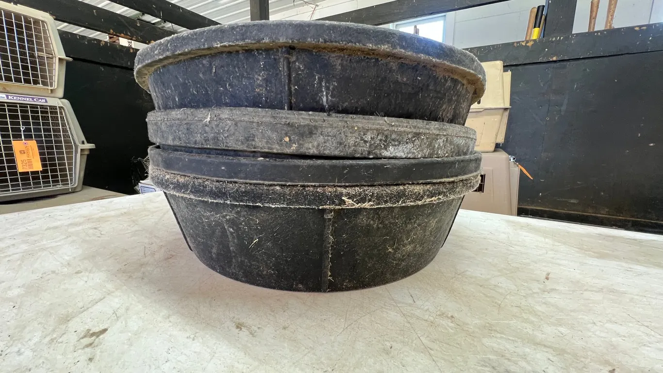 (4) Rubber Feeders
