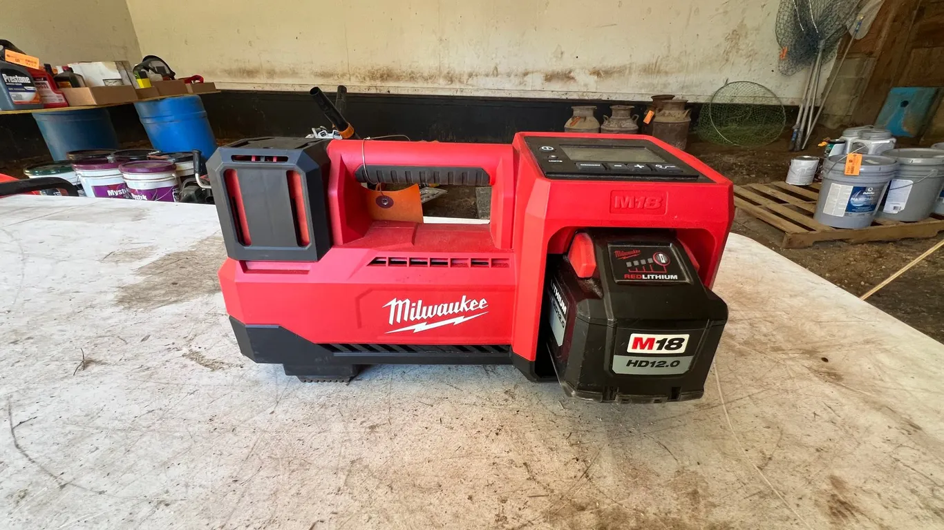 Milwaukee 18 V Compressor with M18 Battery