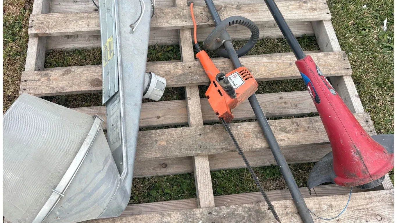 Poulan gas trimmer, Toro trimmer electric, Black Decker hedge trimmer electric, outside yard lite