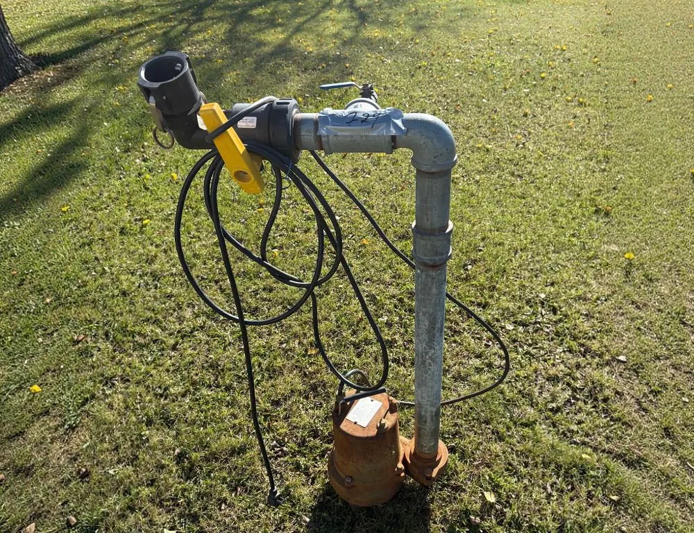 Sump Pump 110 Volt with Hook Up Pipe