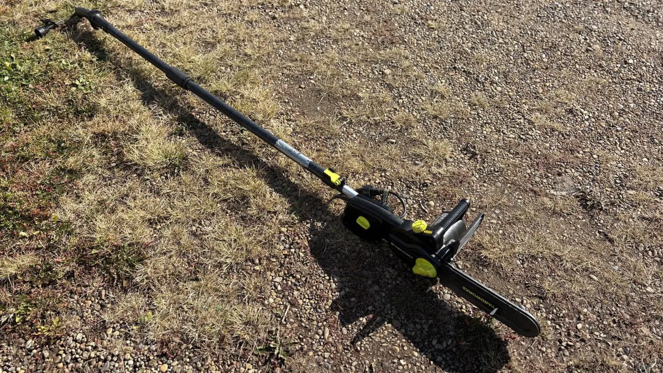 Yardworks electric chain saw with extension handle