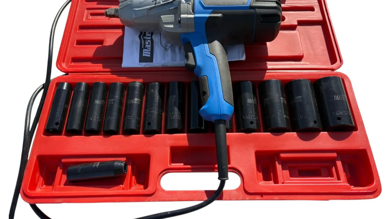 MasterCraft 1/2 Impact gun electric with 1/2 Impact deep sockets metric - new shape