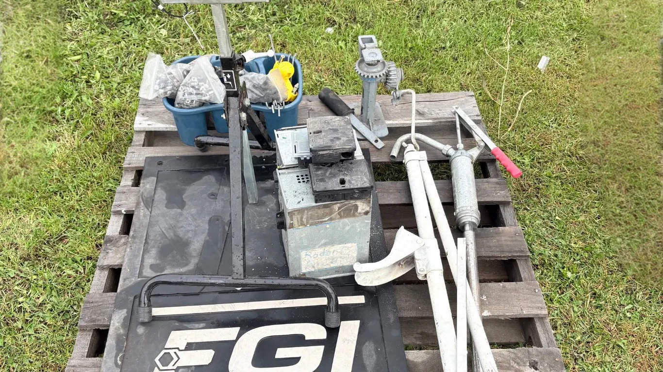 Mouse traps, oil pump, misc Jacks, work bench, truck mud flap, misc screws pail