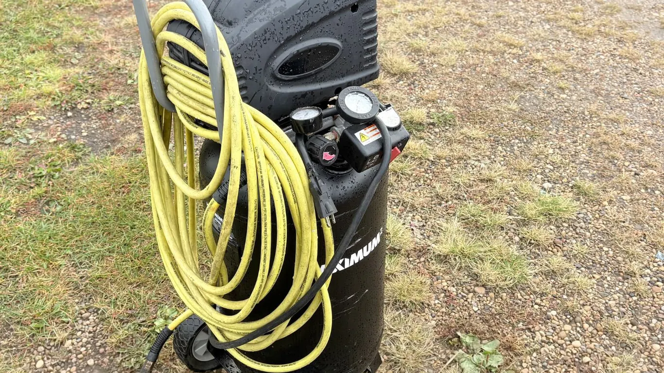Maximum 15 Gallon air compressor with hose