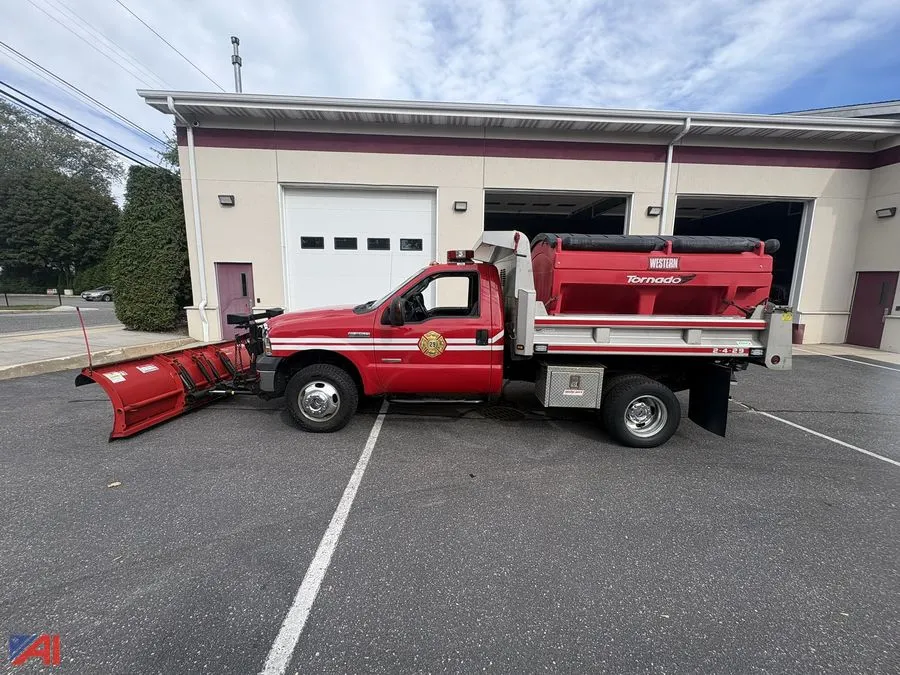 2005 Ford F-350 Super Duty Dump Truck with Plow and Sander