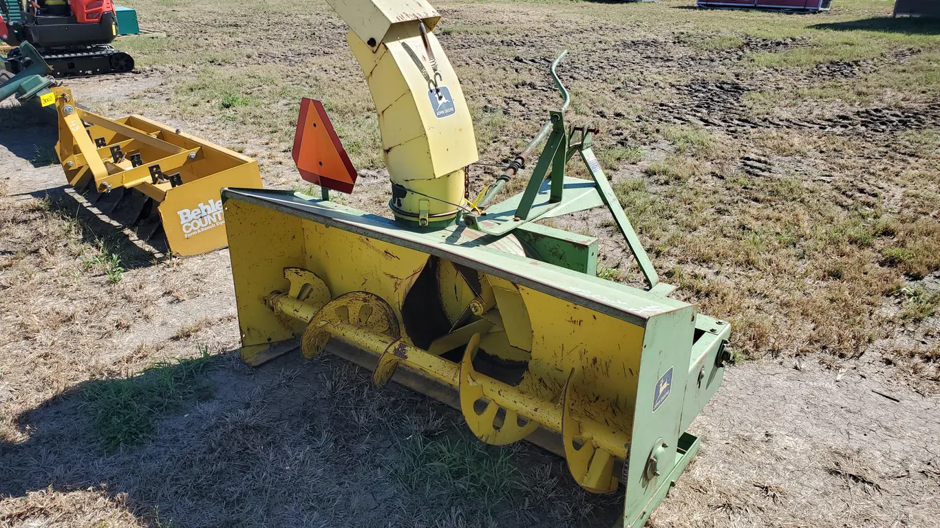 John Deere 666 3PT Snowblower - 66IN