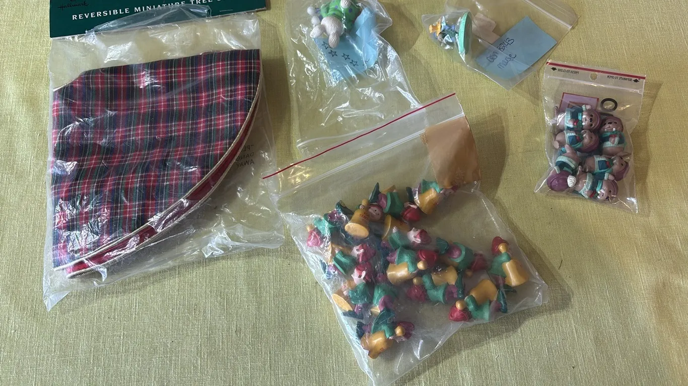 Mini tree skirt and figurines