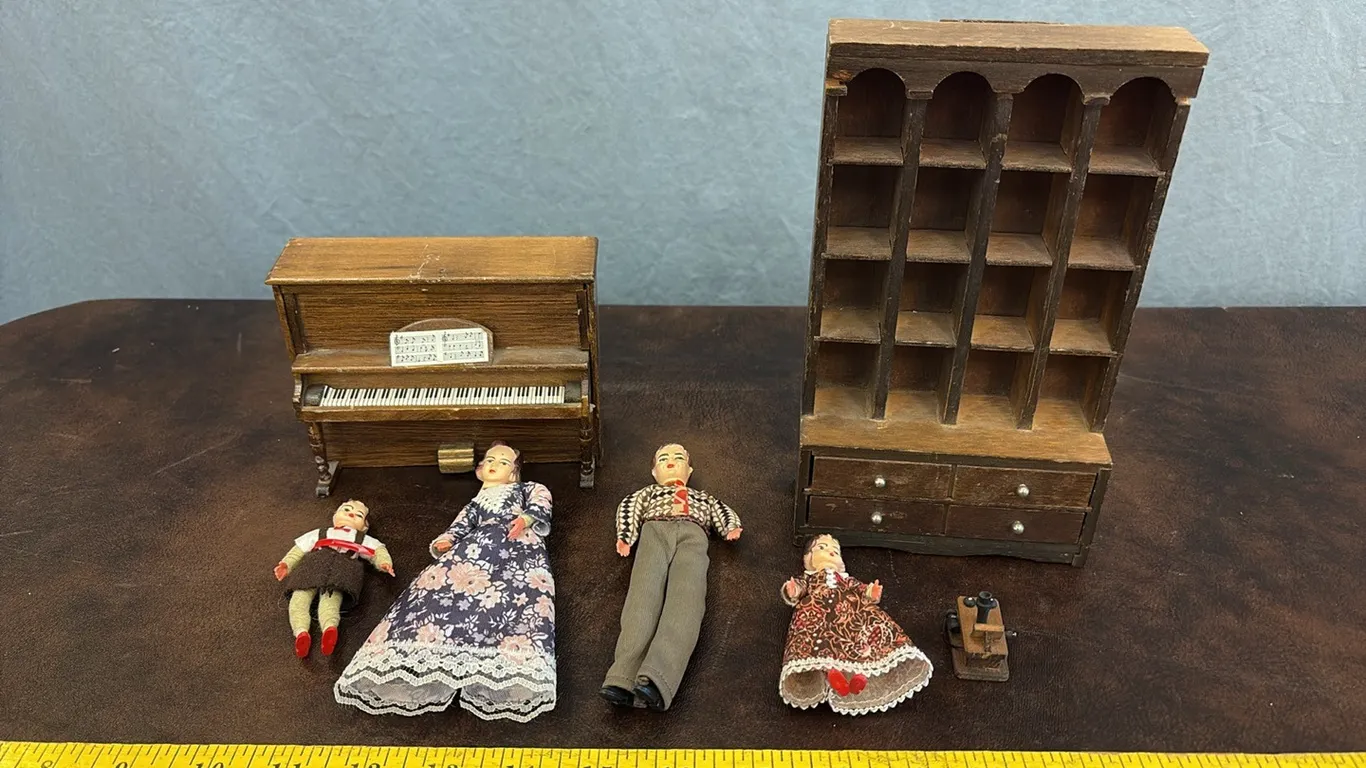 Doll House Furniture & Small Figurines
