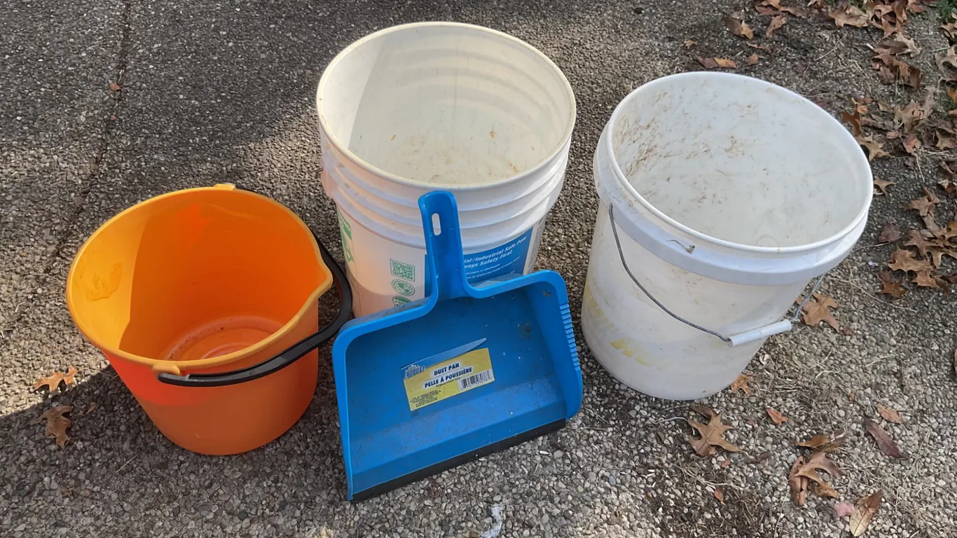 Plastic Buckets and Dust Pan Set