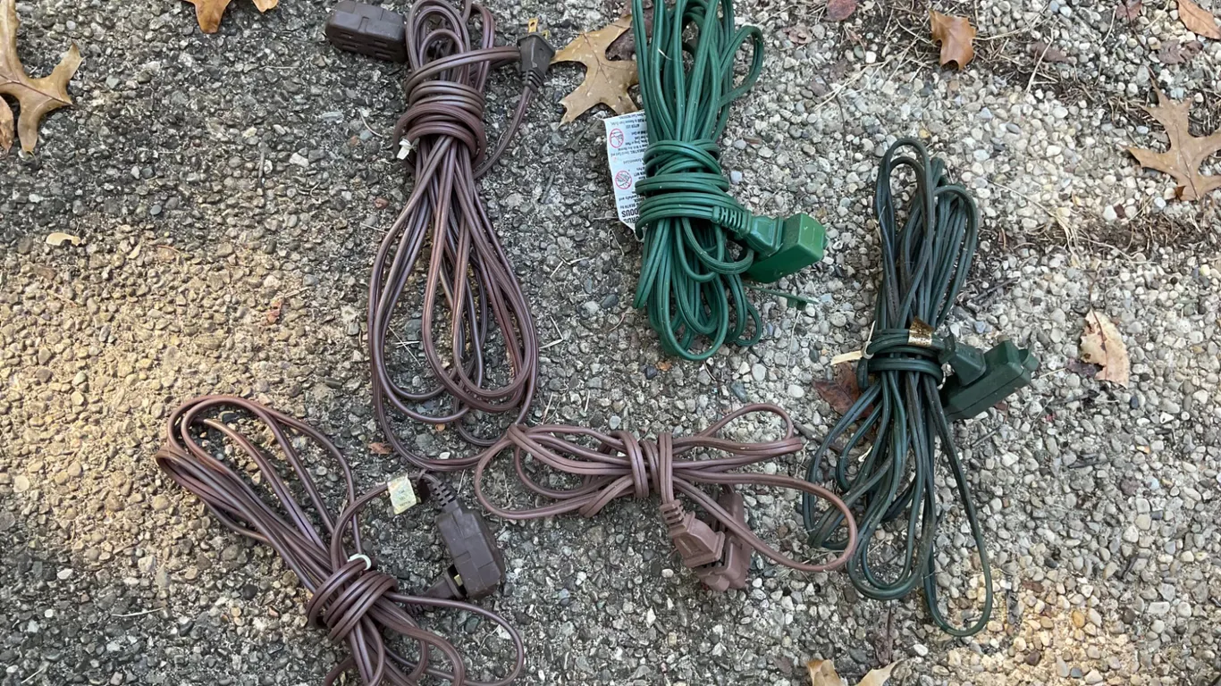 5 Electric Extension Cords in Green and Brown