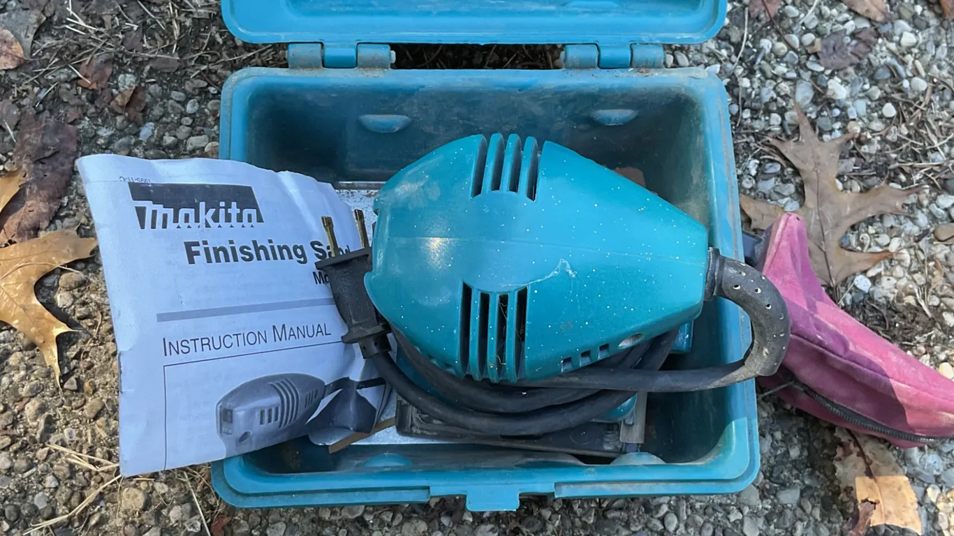 Makita BO4552 Finishing Sander with Case and Manual, 1990s