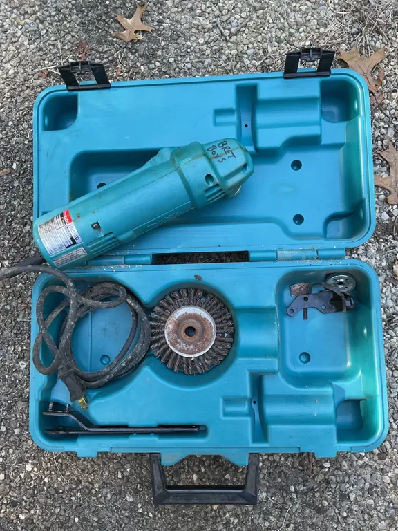 Makita N9514B 4-Inch Disc Grinder with Case and Accessories