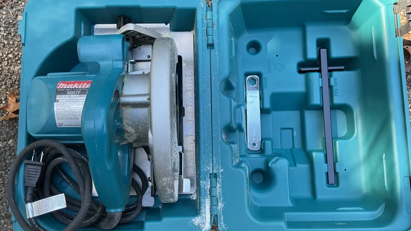 Makita 5007F Circular Saw with Case, 7 1/4-inch Blade