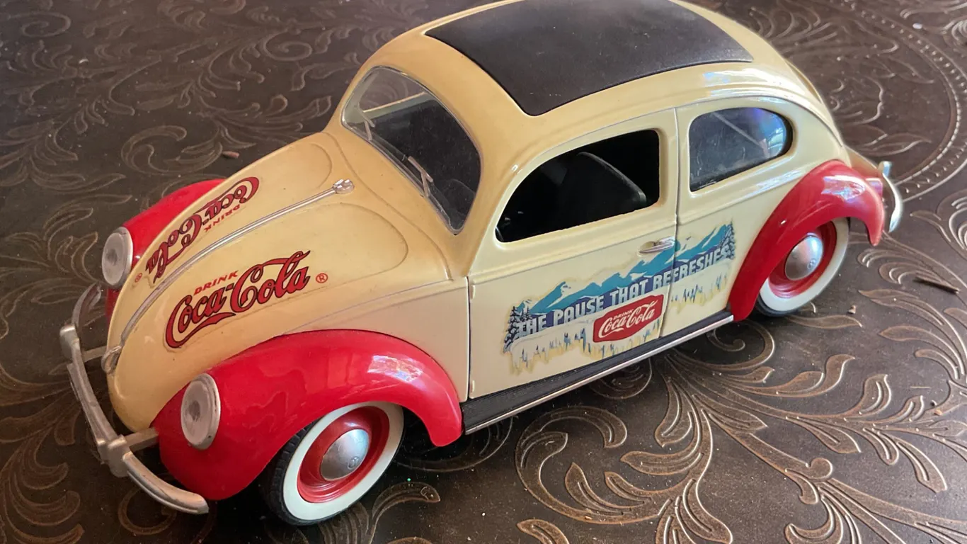 Solido 1:17 Scale Coccinelle VW Coca-Cola Model Car with Opening Doors