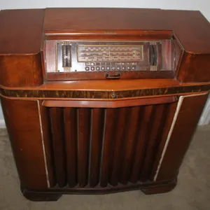 Philco Model 42-400 Tube Console Radio