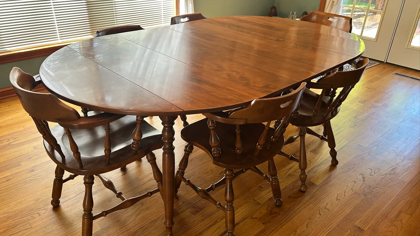 Dining Room Table and 6 chairs
