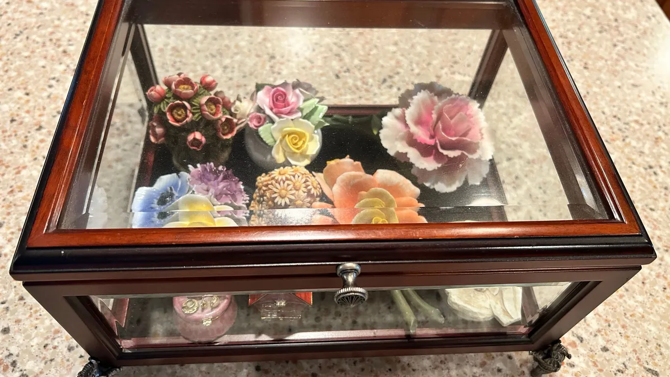 Assorted Porcelain & Ceramic Floral Decor w/ Display Box