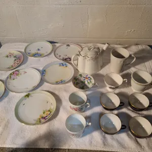 18 piece verity of vintage plates and mugs