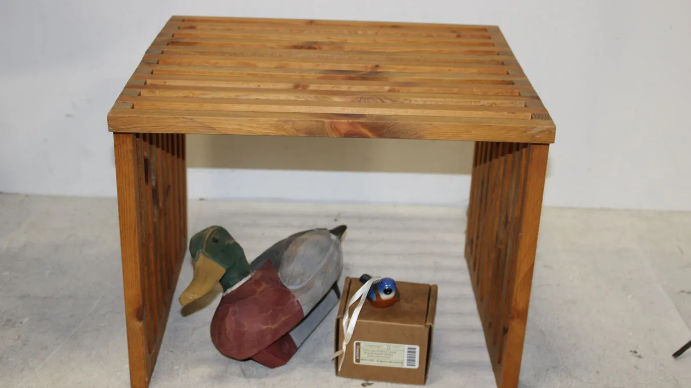 Slatted Table & Bird Décor
