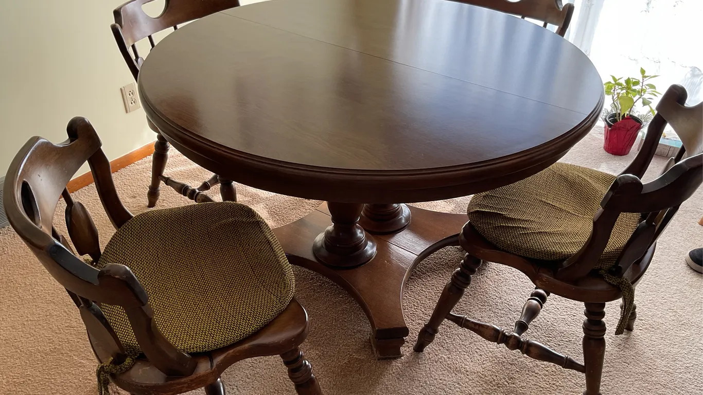 Dinette Table w/2 leaves & 4 Chairs