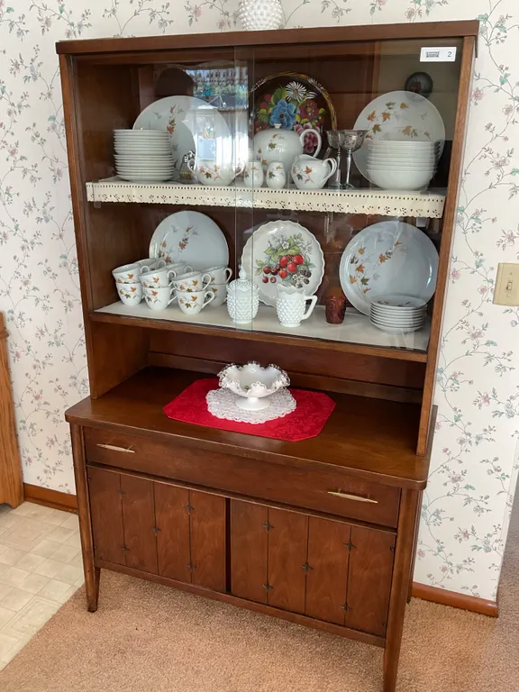 Hutch with contents