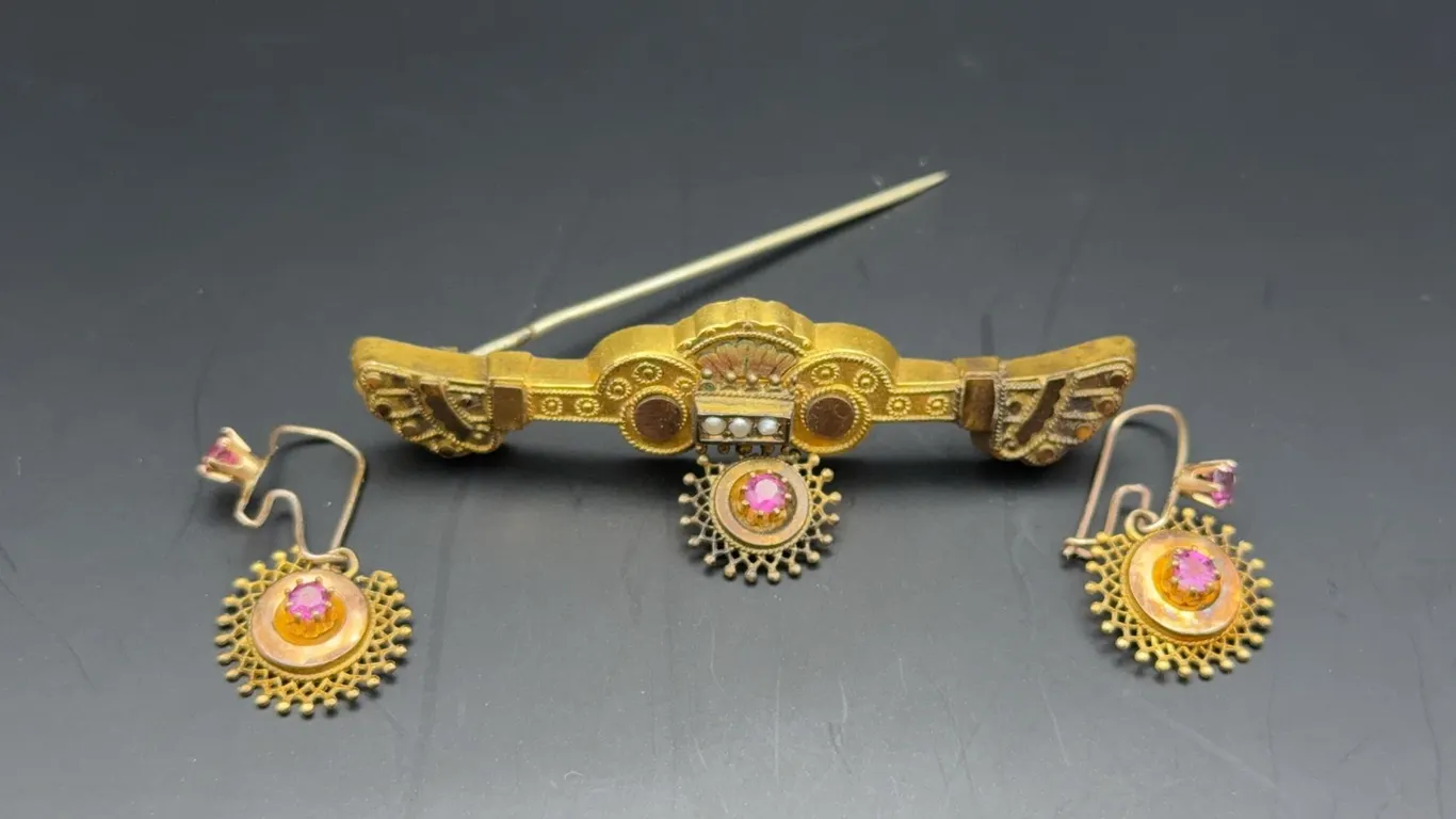 Antique Victorian Etruscan Revival Pink-Red Gemstone Bar Brooch & Drop Earrings Set – Circa 1870–189