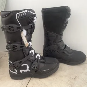 A pair of comp three unused boots size Y5 ￼USA