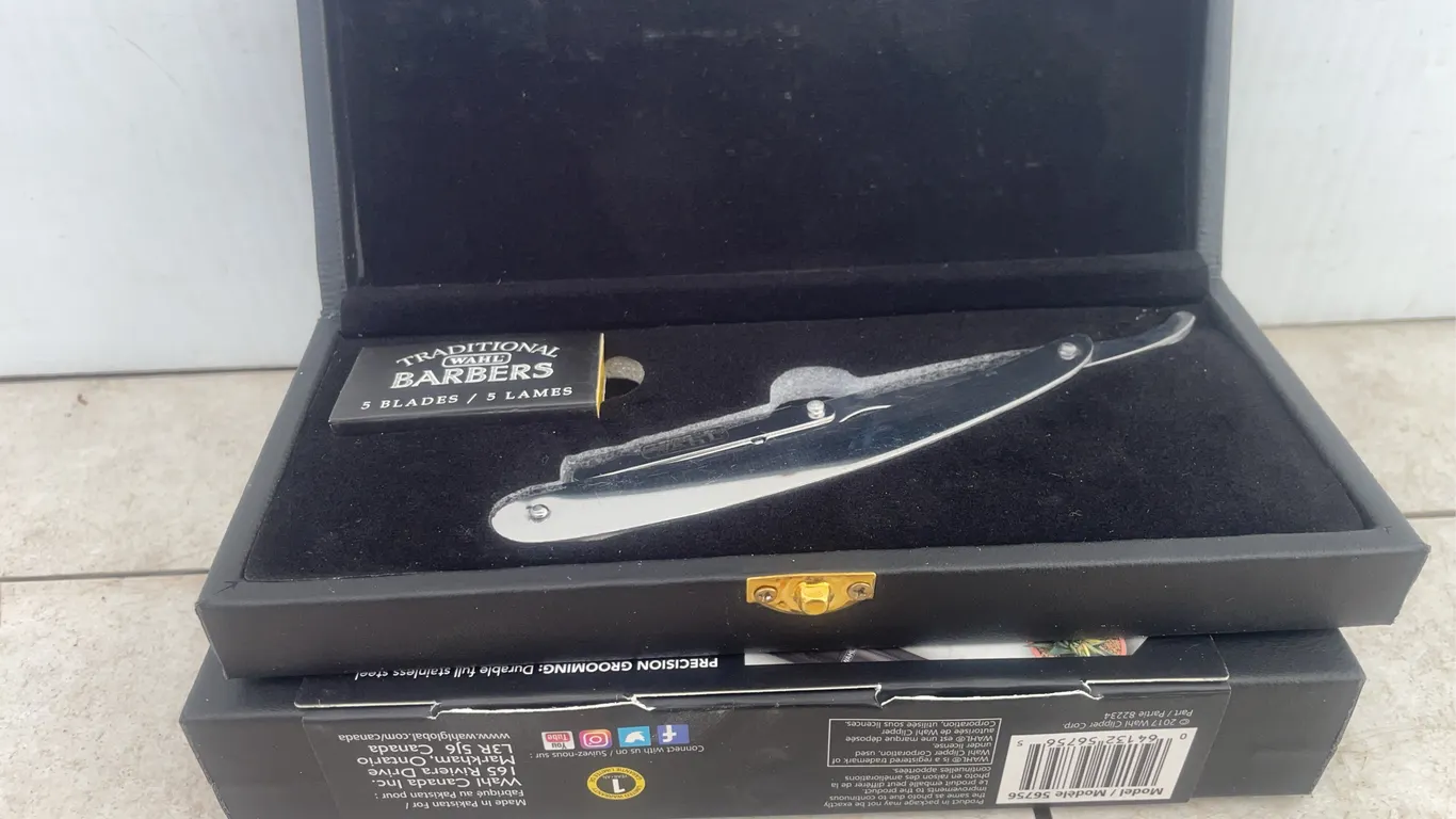 2 WAHL unused straight razors with extra blades