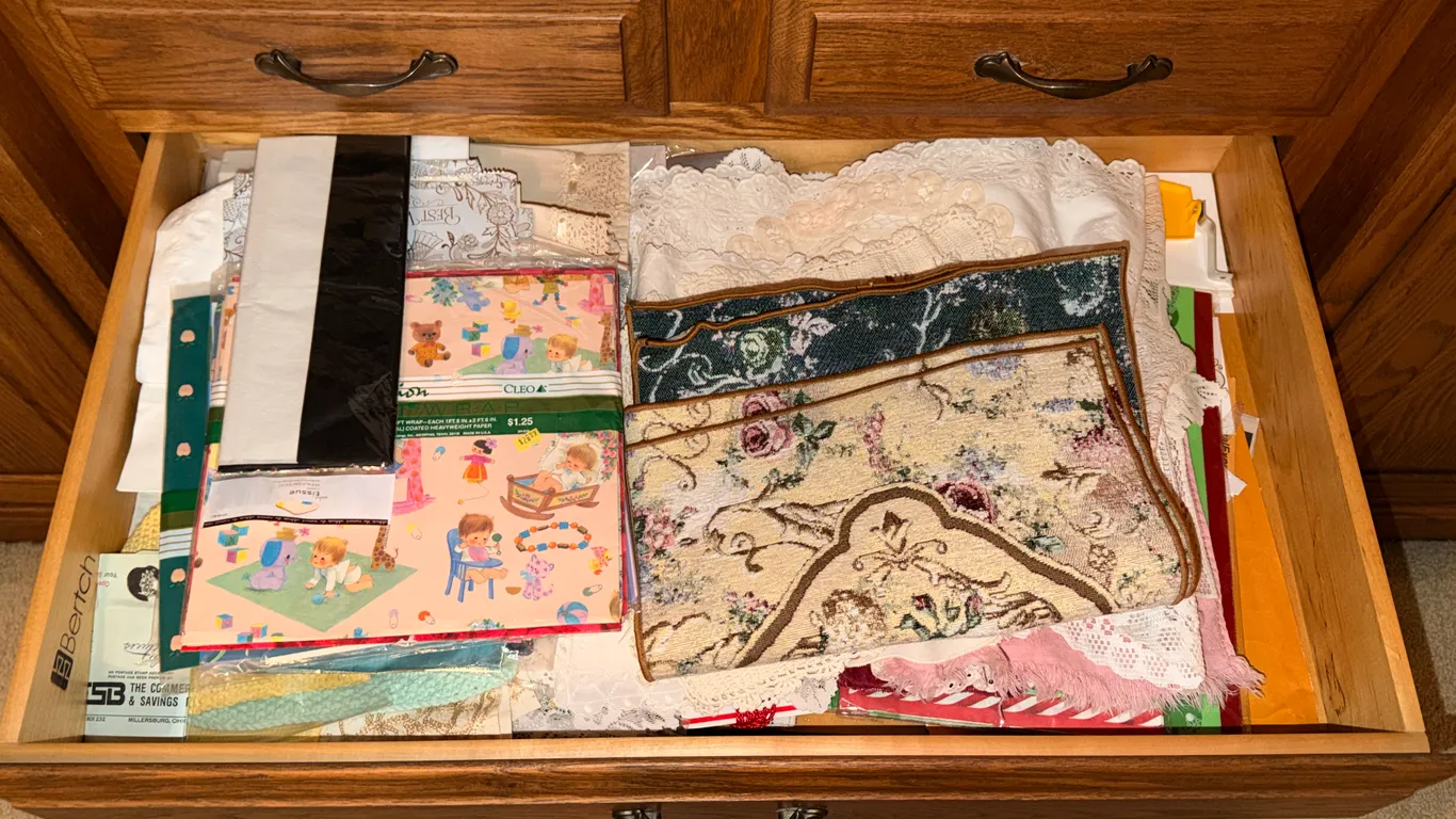 LARGE VARIETY OF TABLE PLACE MATS AND RUNNERS