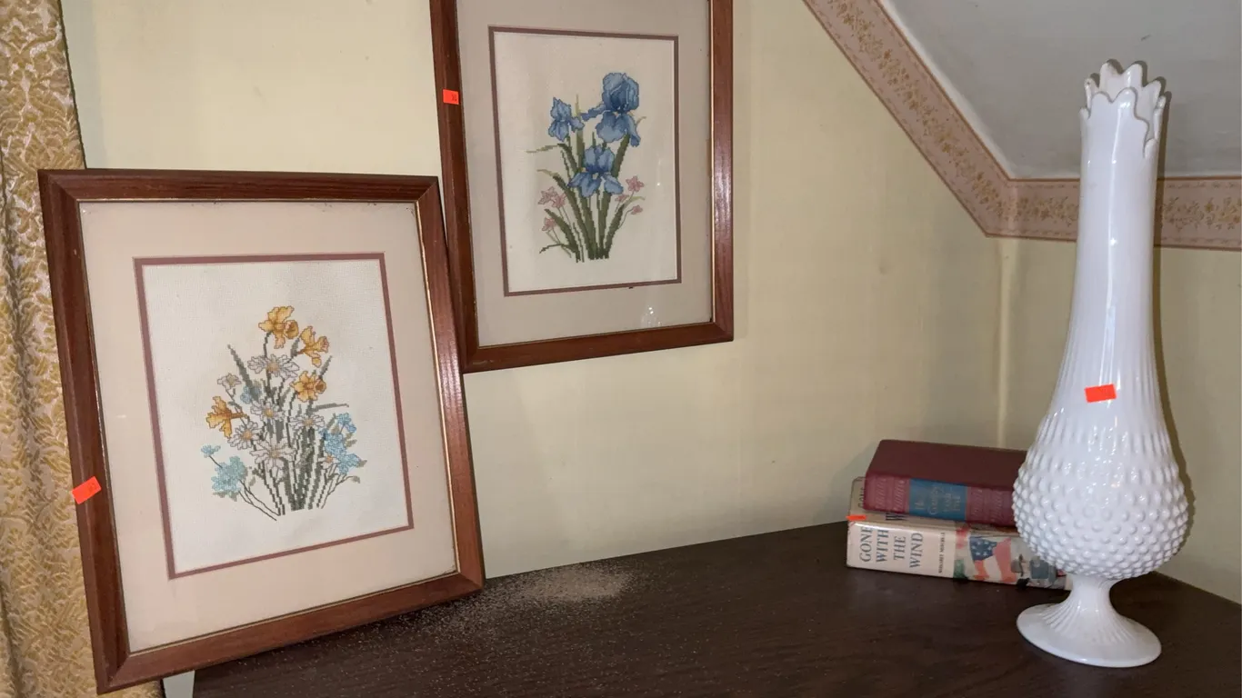 Wall Hangings Vase and Books