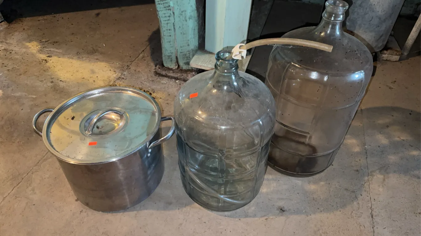 2 glass Jugs and Pot