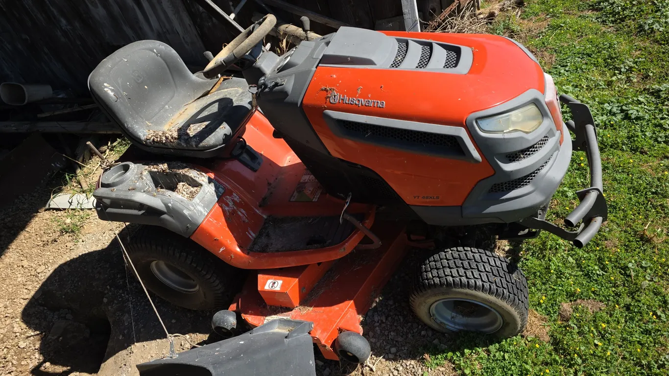 Husqvarna Riding Mower 48 in deck for parts only does not run bad transmission and bad battery