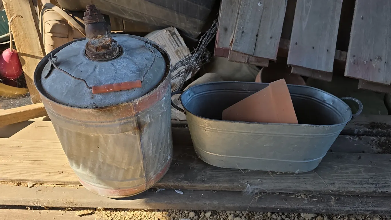 Gas can ( has dent) n tub